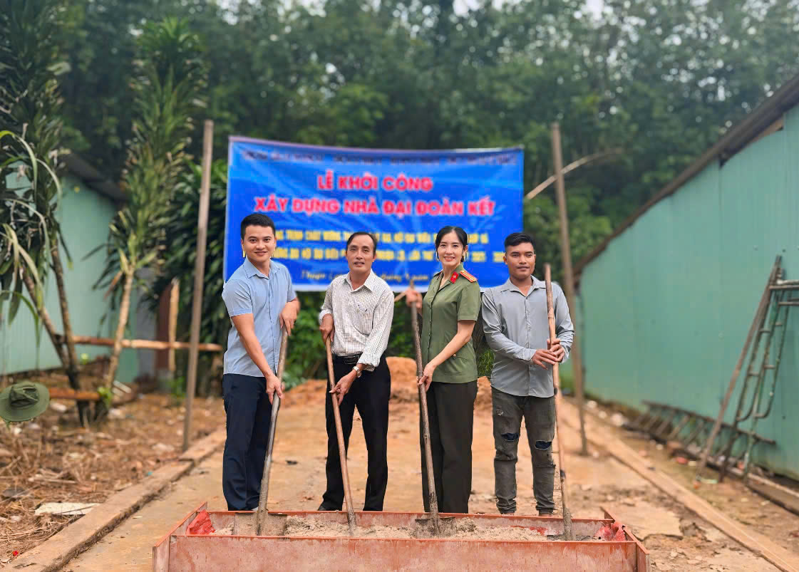 TRAO TIỀN HỖ TRỢ XÂY NHÀ TÌNH THƯƠNG