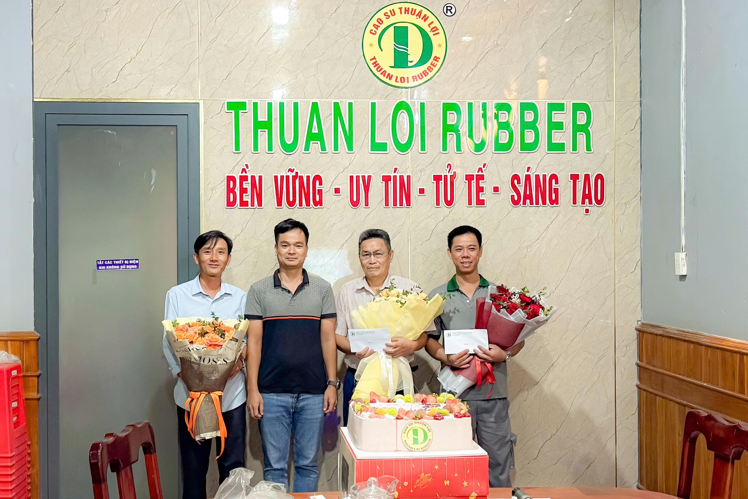 MỪNG SINH NHẬT CÁN BỘ QUẢN LÝ