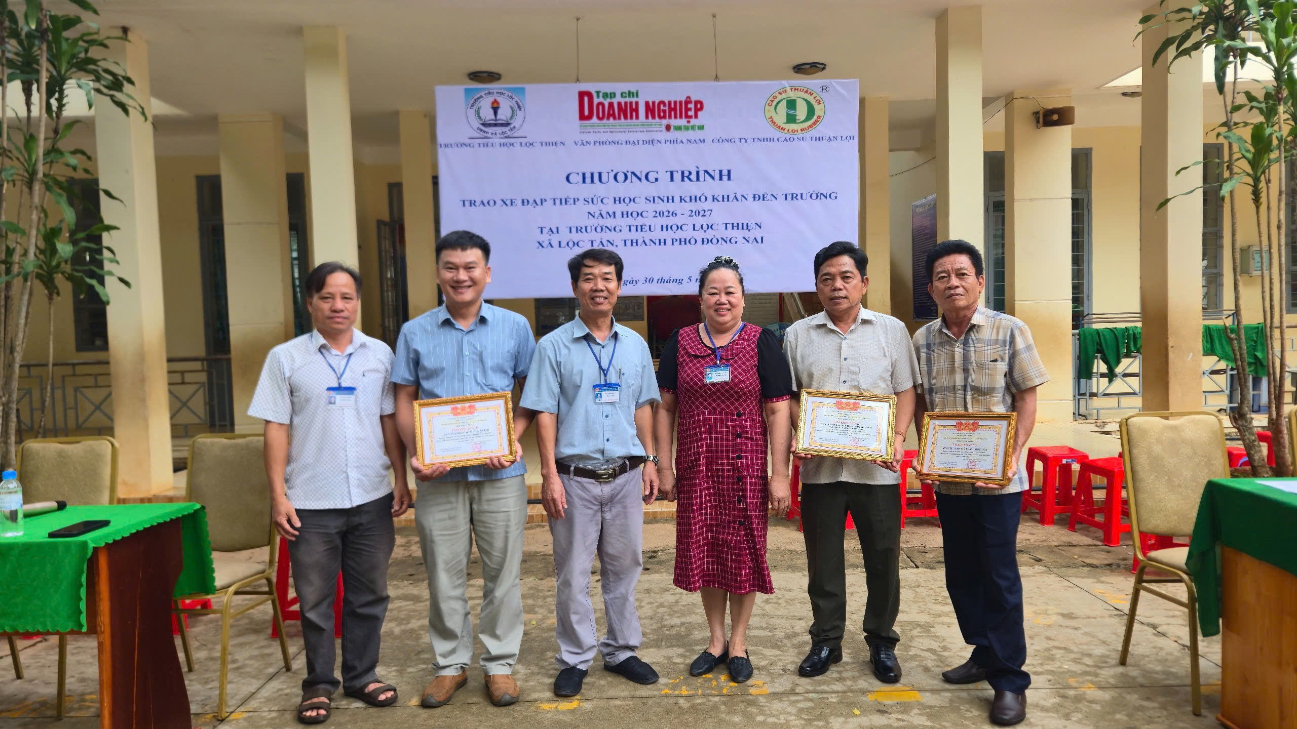 CÔNG TY TNHH CAO SU THUẬN LỢI TRAO TẶNG 20 XE ĐẠP TIẾP SỨC HỌC SINH KHÓ KHĂN ĐẾN TRƯỜNG
