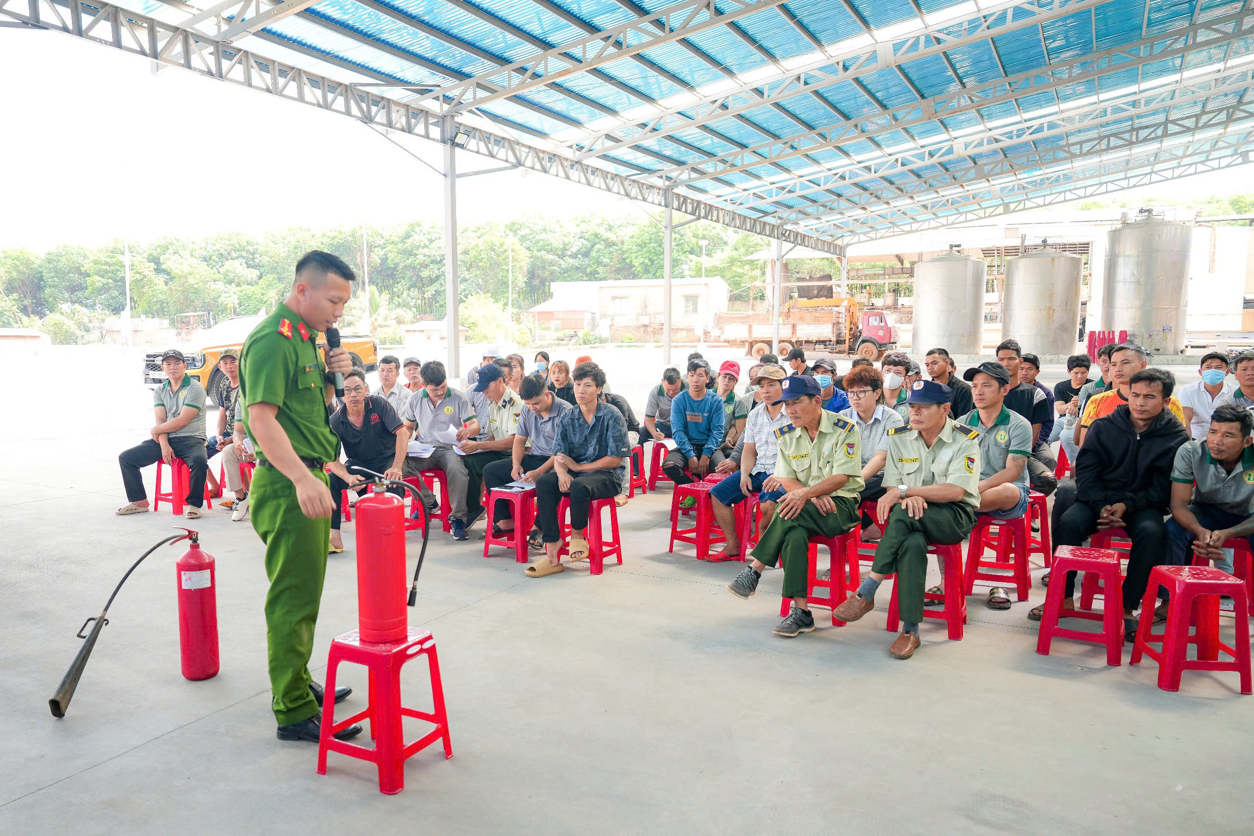 Cao su Thuận Lợi tổ chức tập huấn nghiệp vụ PCCC cho cán bộ, công nhân viên